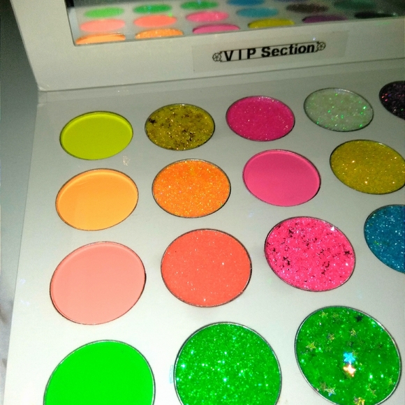 "V.I.P Section" Palette - Picture 2 of 4